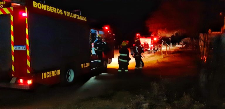 Dos dotaciones de bomberos trabajaron en un incendio de galpón pasada la medianoche