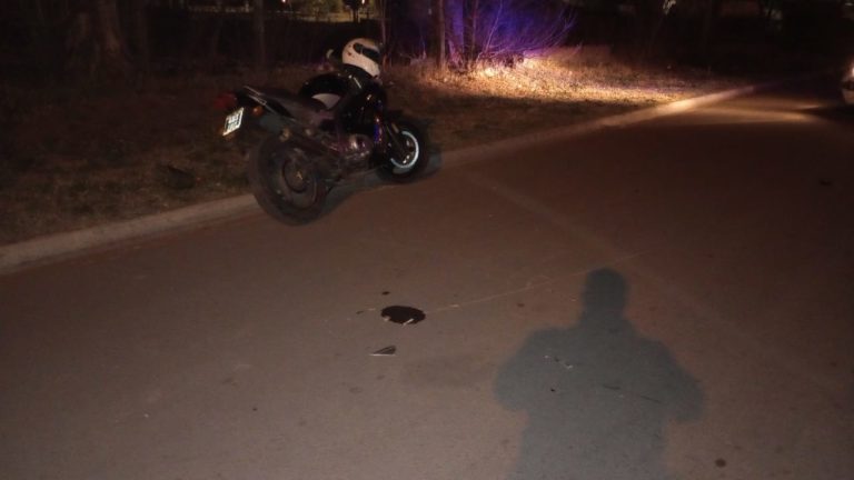 Motociclista chocó a un perro y fue trasladado al hospital