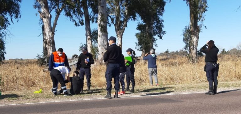 Mordió la banquina y terminó volcando en Ruta 1 entre Dorila y General Pico: Un joven fue hospitalizado con lesiones leves