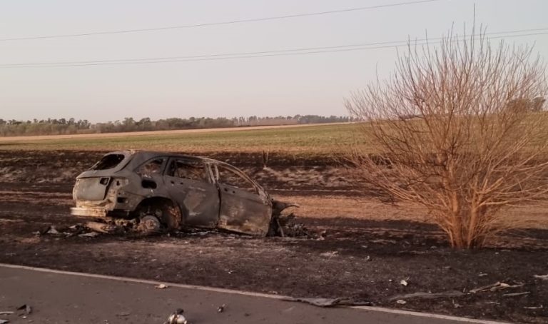 ACCIDENTE FATAL EN RUTA 1 CERCA DE INTENDENTE ALVEAR: Tras el choque frontal, se prendió fuego una camioneta y dos personas murieron