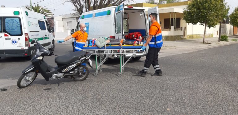 Una motociclista fue hospitalizada tras ser colisionada por una camioneta que circulaba en contramano