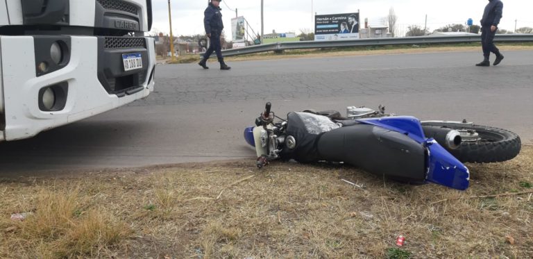 El adolescente de 16 años que chocó en moto con un camión está en grave estado