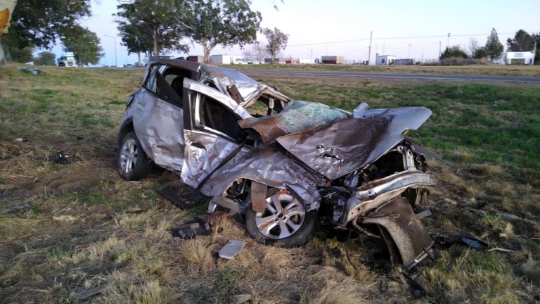 Gravísimo accidente en cercanía de Anguil: El vehículo quedó destrozado luego de impactar con un árbol y los dos ocupantes fueron trasladados al Hospital Lucio Molas