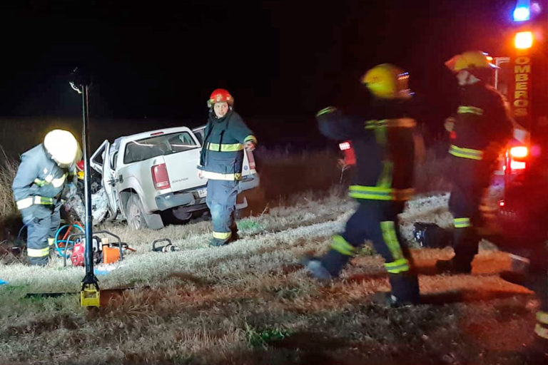 Choque en ruta provincial 102: El conductor de la camioneta se encuentra en Terapia Intensiva y con pronóstico reservado, mientras que el camionero ya fue dado de alta