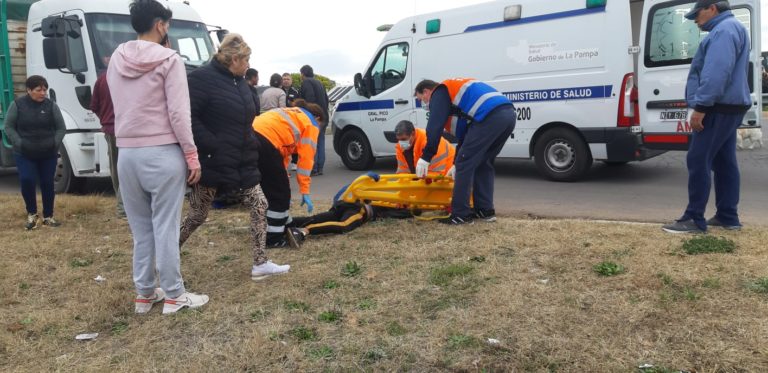 Trasladan motociclista al hospital después de colisionar con un camión