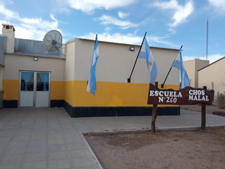 Docentes de vocación: recorren 120 km todos los días para ir a buscar los chicos a sus casas y luego le dan clases a ellos y a sus padres