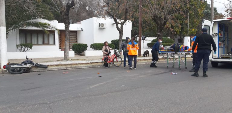 Fuerte colisión en calle 10 y 3 dejó dos motociclistas hospitalizados
