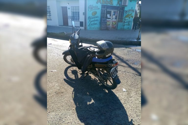 Motociclista sufrió fractura de su pierna izquierda al colisionar con una camioneta