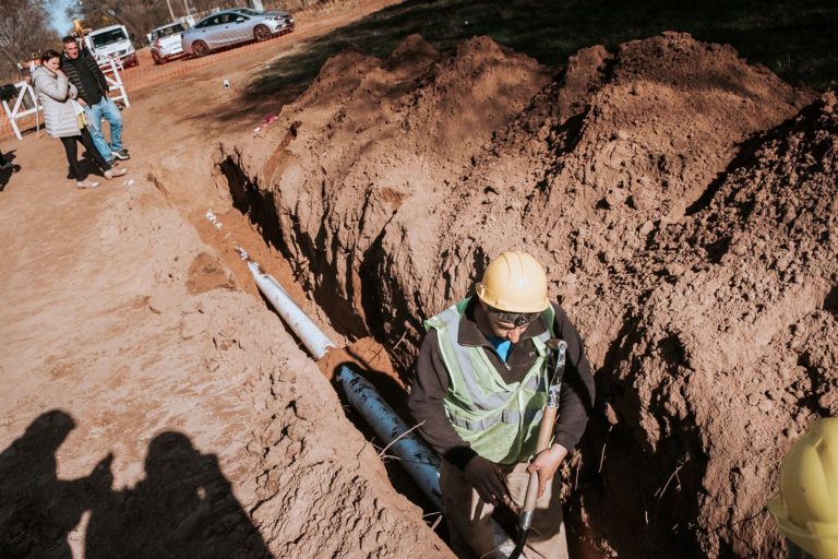 Obras de agua potable y cloacas en “Los Horneros”: “Hay personas que viven aquí hace 50 años y no habían podido acceder a estos servicios”