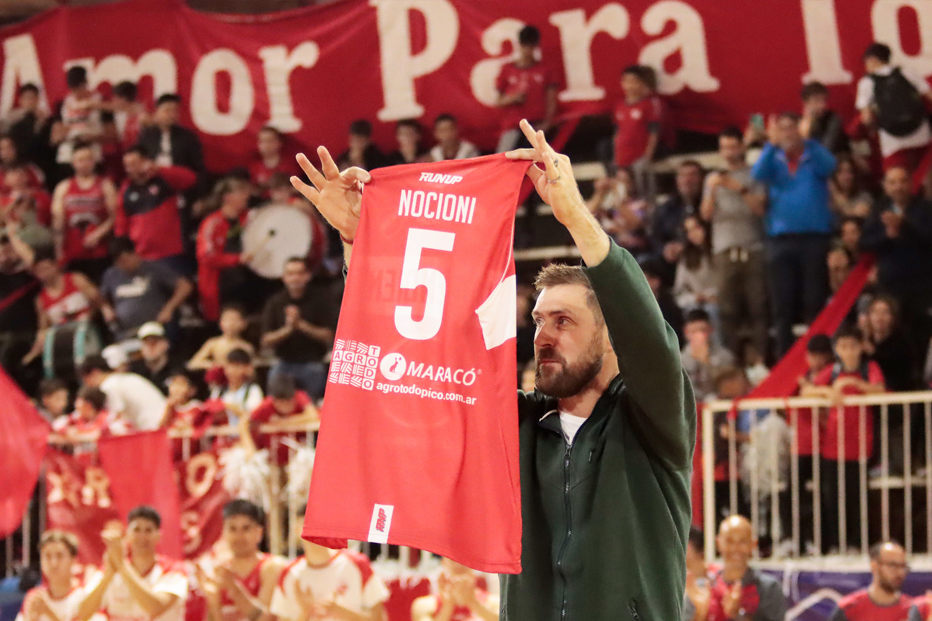 En un “Gigante” explotado de hinchas, Sportivo Independiente brindó emotivo homenaje a Andrés “Chapu” Nocioni, una gloria histórica del “Rojo”