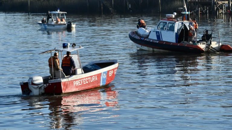 Manejaba borracho una lancha en el río de San Fernando, chocó a otra y la partió al medio: hay dos desaparecidos