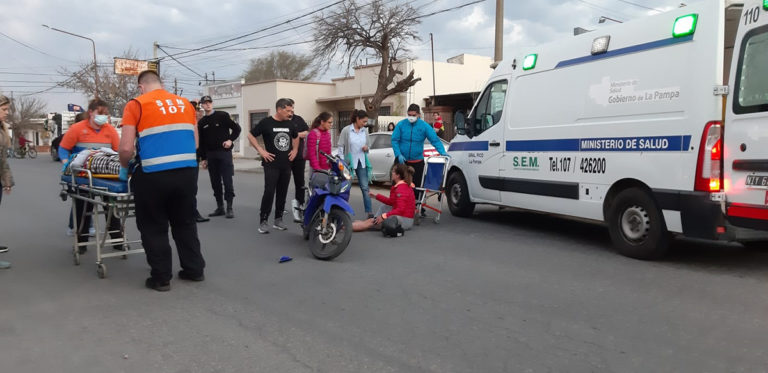 Una niña de 11 años cruzó la calle para buscar una pelota y fue impactada por una moto