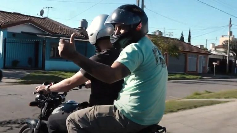 Hacía delivery, pero ganaba poco y se hizo motoremisero en Temperley: “Si llegan tarde o el bondi no pasa, me llaman”
