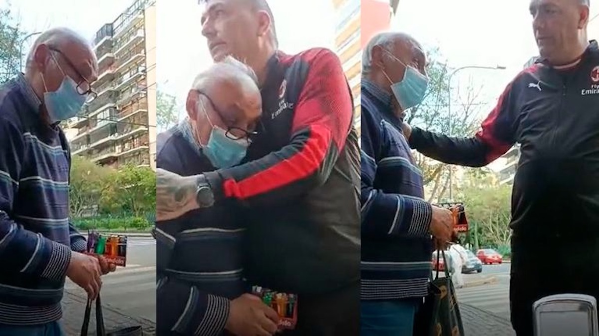 Un jubilado salió a vender por el barrio Palermo productos en la calle porque no llega a fin de mes y un hombre se solidarizó