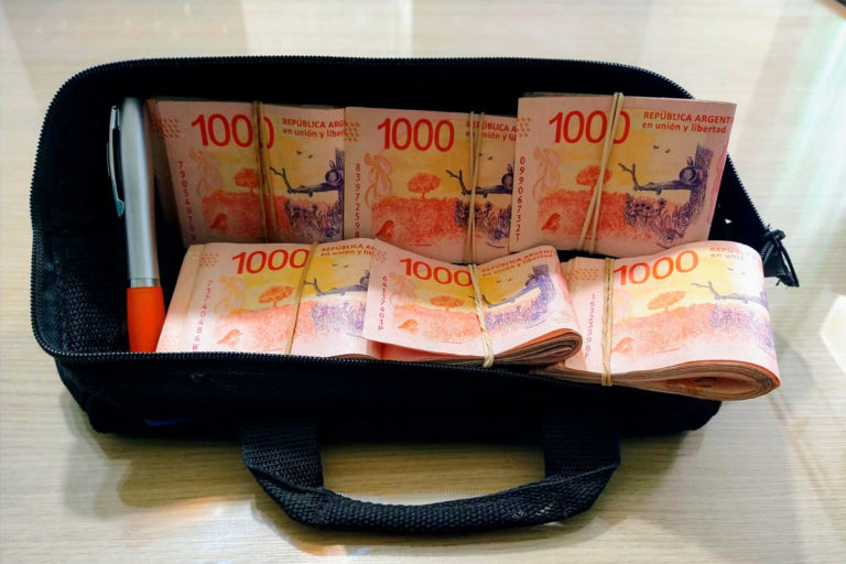 Policía de la buena: efectivos de Colonia Barón encontraron 100 mil pesos tirados y lograron dar con su dueño