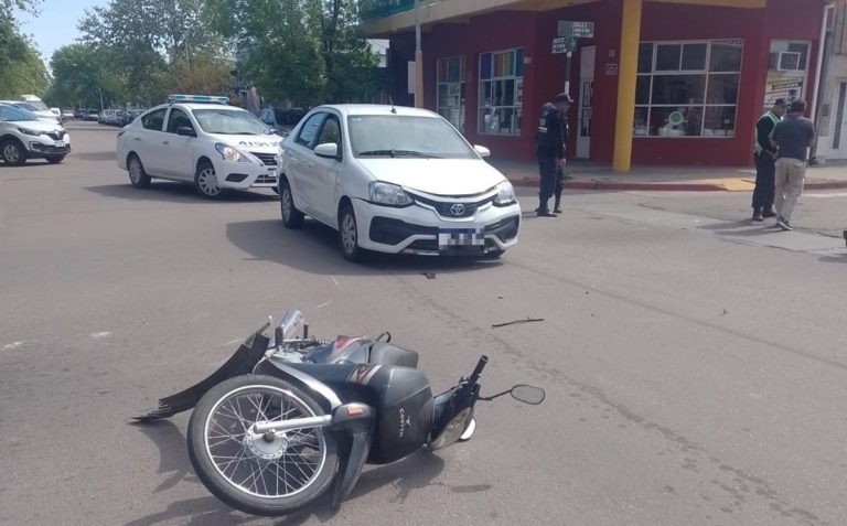 Fuerte choque entre un auto y una moto en calle 9 y 20: Una mujer sufrió fractura de muñeca y fue trasladada al Hospital
