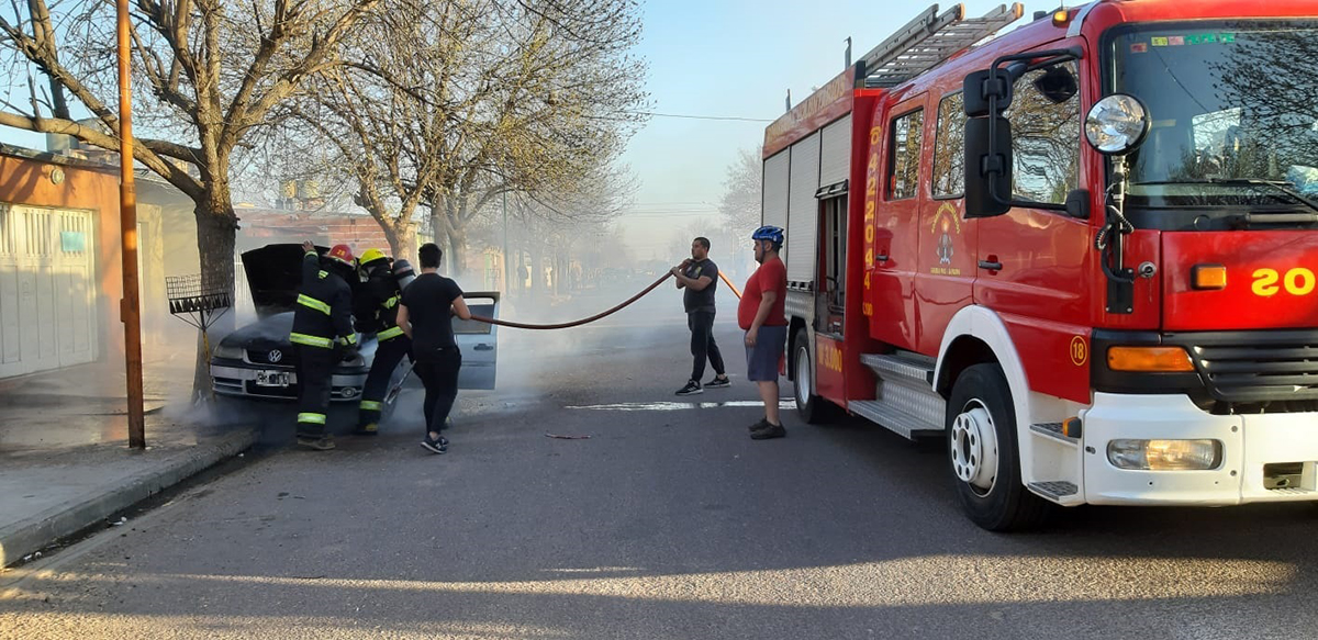 Bomberos sofocaron incendio de auto con GNC en barrio Rucci: El fuego fue originado por un desperfecto eléctrico
