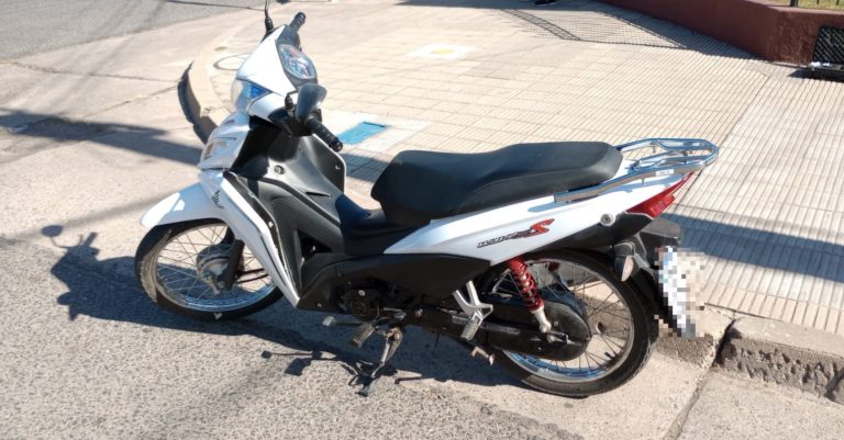 Mujer motociclista de 19 años chocó contra una Kangoo y fue hospitalizada