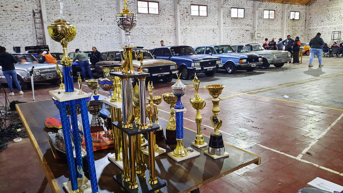 Más de un centenar de vehículos fueron parte del “Encuentro Nacional de Autos” en Metileo