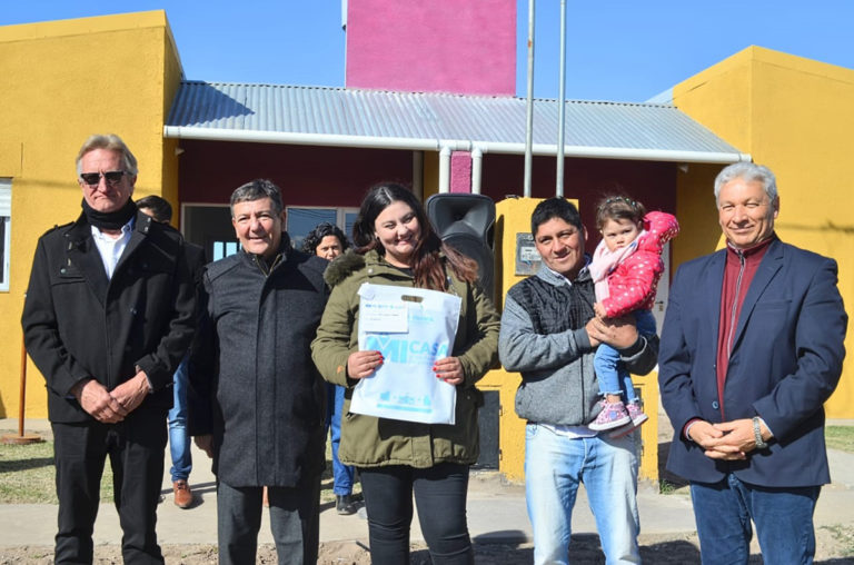 Cuatro familias de Bernasconi recibieron viviendas del plan “Mi Casa”