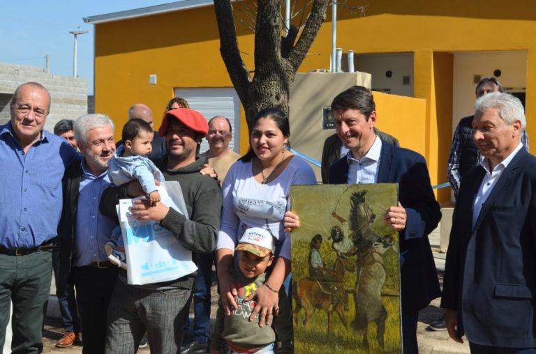 Familias de Caleufú y Arata recibieron sus viviendas del Plan “Mi Casa”