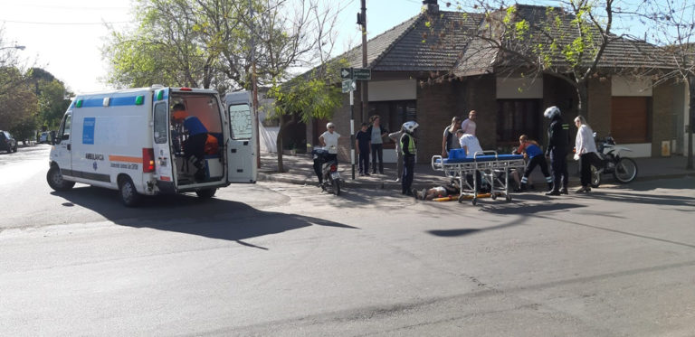 Adolescentes en moto fueron “encerrados” por un auto y terminaron cayendo al suelo: Ambos fueron hospitalizados