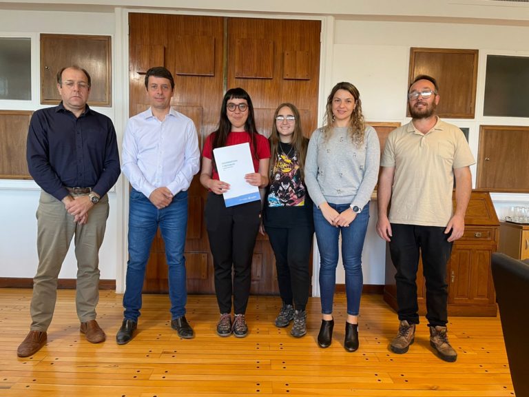 Entrega de aporte económico y matriculación a Cooperativas