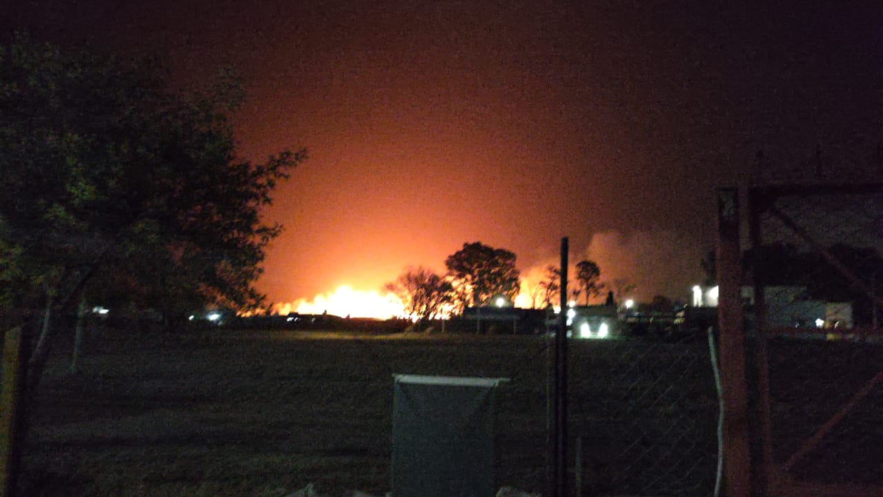 Dotaciones de bomberos trabajan para contener incendio en cercanía del aeropuerto piquense Dotaciones de bomberos trabajan para contener incendio en cercanía del aeropuerto piquense
