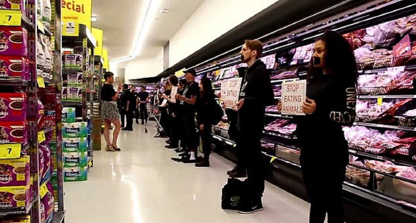 “Funeral” vegano en un supermercado de Estados Unidos: un grupo de activistas rindió homenaje a las bandejas de carne