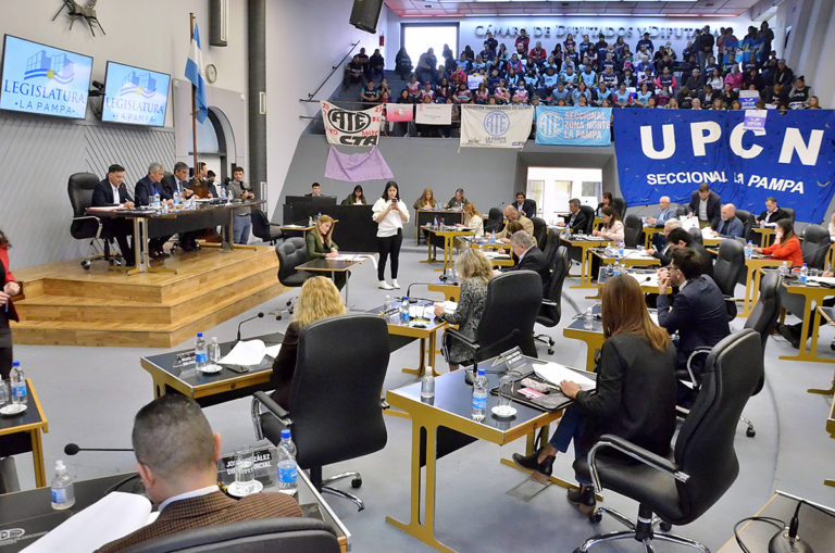 Diputados aprobaron una modificación de la Ley de régimen laboral para equiparar derechos de trabajadores estatales con “jornada reducida”