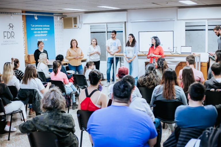 Luego de tres jornadas de capacitación, 32 personas recibieron el certificado del curso “Manejo de redes sociales”