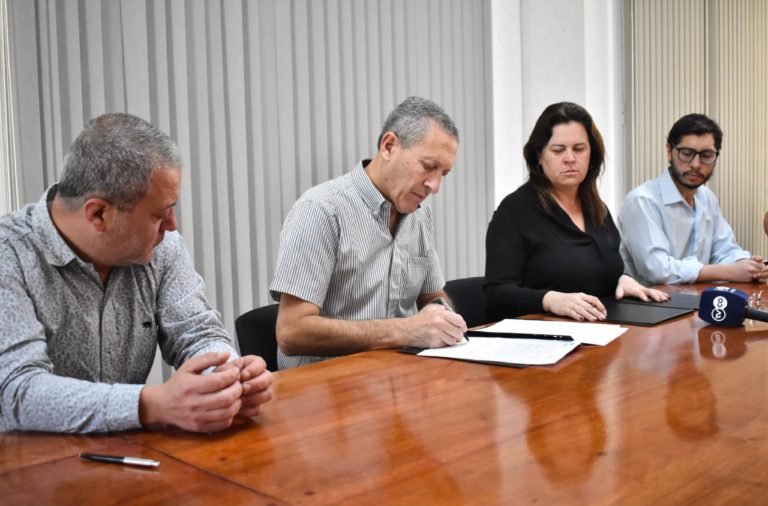 Firmaron el contrato de concesión del servicio público de transporte urbano de pasajeros