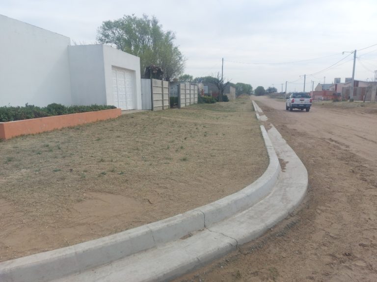 Miguel Riglos cubre la totalidad de la localidad con cordón cuneta