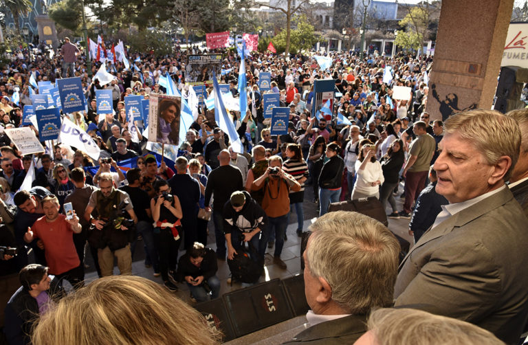 Con documento en conjunto entre el oficialismo y la oposición, en Santa Rosa también se manifestaron en repudio al atentado contra Cristina Fernández de Kirchner