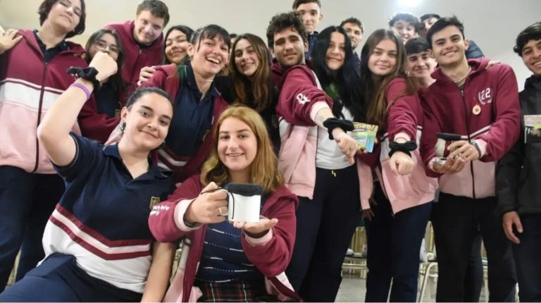 Santa Fe: tienen 17 años y fabricaron en la escuela tapavasos “antidrogas” para llevar al boliche
