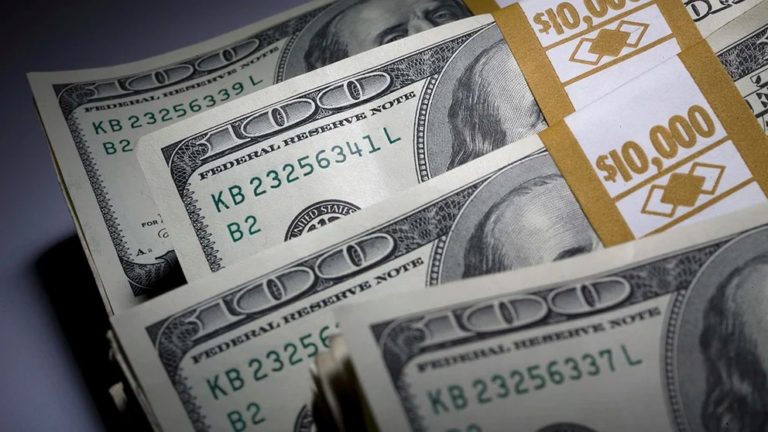 La brecha entre el dólar oficial y las cotizaciones alternativas cayó debajo del 100% por primera vez en dos meses