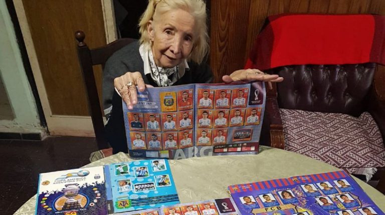 Tiene 75 años es de Mendoza, ya llenó dos álbumes del Mundial de Qatar 2022 y va por más: “Gasto la jubilación en figuritas”