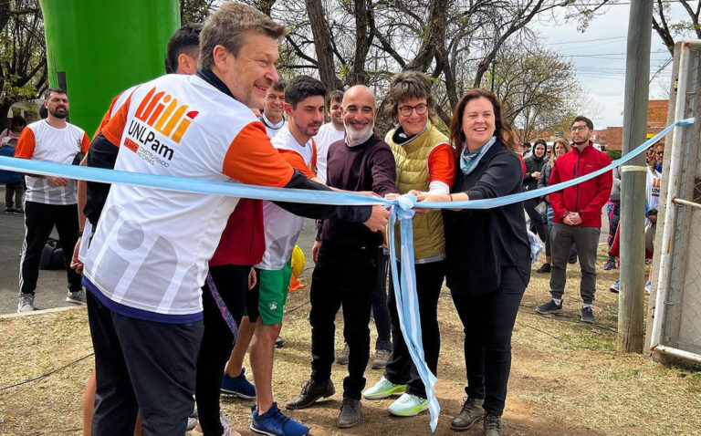 Se realizó la tradicional correcaminata y se inauguró el playón deportivo en General Pico
