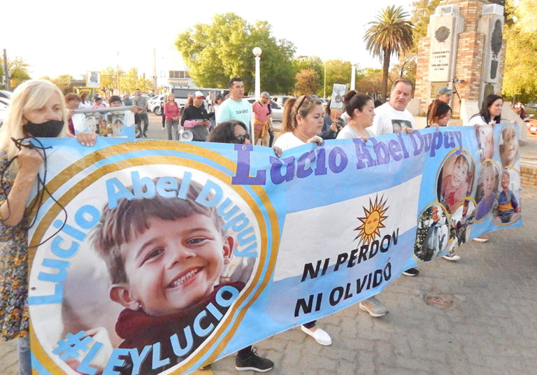 La familia Dupuy marchó nuevamente por el centro piquense para exigir Justicia por Lucio a diez meses del crimen