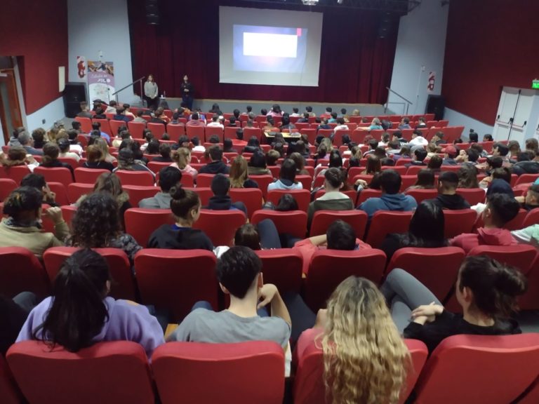 Más de 275 estudiantes participaron de la charla vínculos responsables