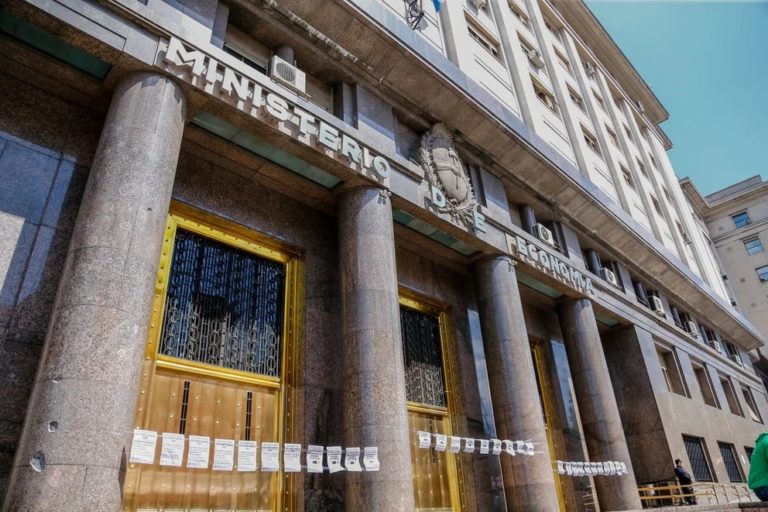 El Gobierno advirtió que liberará la importación de neumáticos si mañana no se llega a un acuerdo con los sindicatos