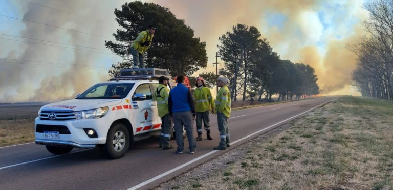 Tres importantes incendios en campos ubicados en Ruta 4 y Ruta 3: El SEM asistió a un tractorero que intentaba sofocar el fuego