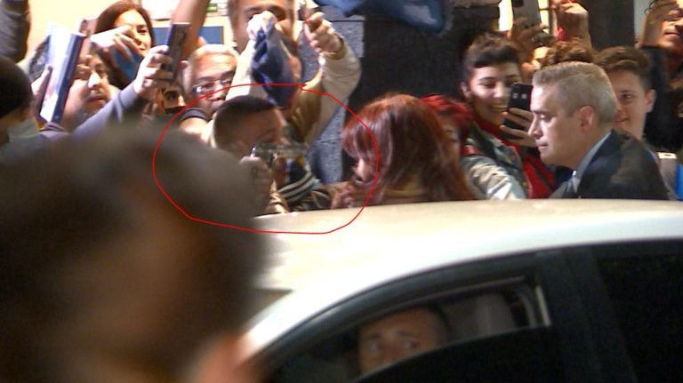 URGENTE: Un hombre intentó dispararle a Cristina Fernández de Kirchner y no salió el tiro