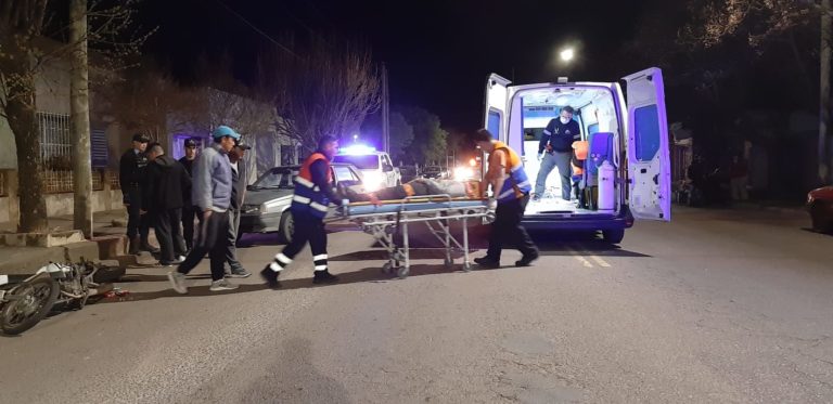 Un menor fue hospitalizado tras choque entre auto y moto