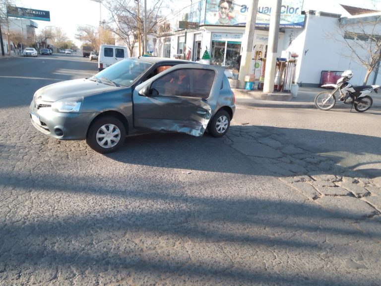 Una mujer fue trasladada al hospital tras un fuerte choque en horas de la mañana