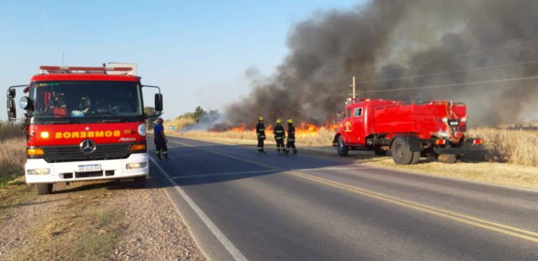 Dos dotaciones de Bomberos trabajaron en importante incendio ocurrido en un conocido desarmadero ubicado en Ruta 102