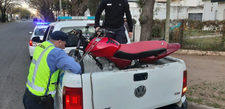 Tres hombres evadieron un control y se dieron a la fuga: Uno de ellos se peleó con un policía, abandonó su moto y se escapó con los restantes