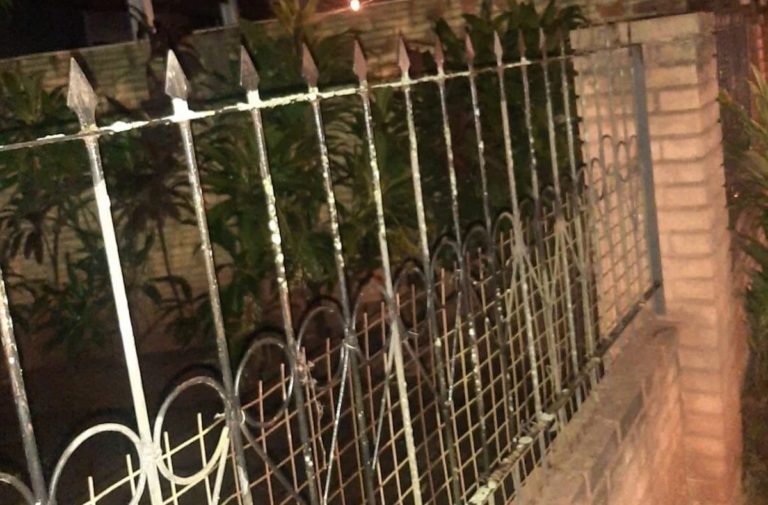 Misiones: intentó ingresar a robar y quedó colgado de sus genitales en las rejas de la vivienda
