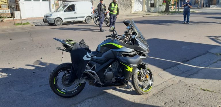 Iba a ingresar a un domicilio en moto y fue impactado por un auto: Fue asistido por el SEM, aunque no hubo traslado al Hospital