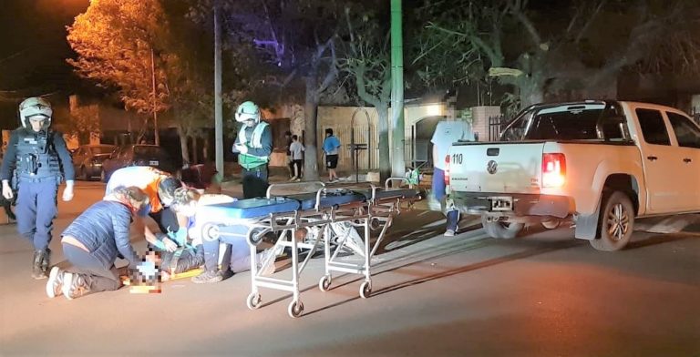 Una mujer en moto impactó fuertemente contra una camioneta que estaba ingresando a un garage